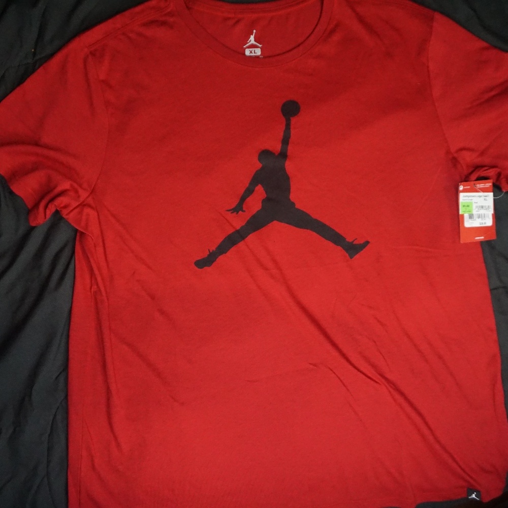 red jordan tee